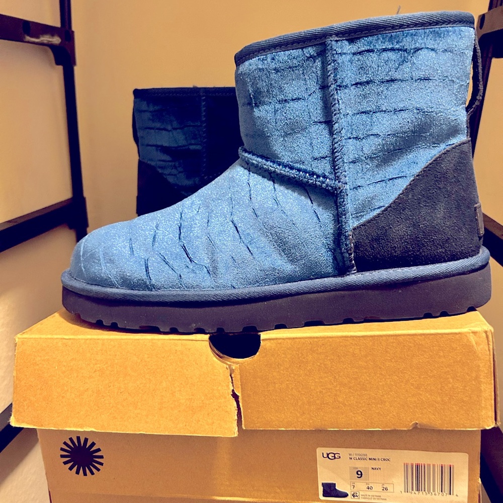 Hello chic shoppers!  For sale are a barely worn (4 times) pair of UGG boots.